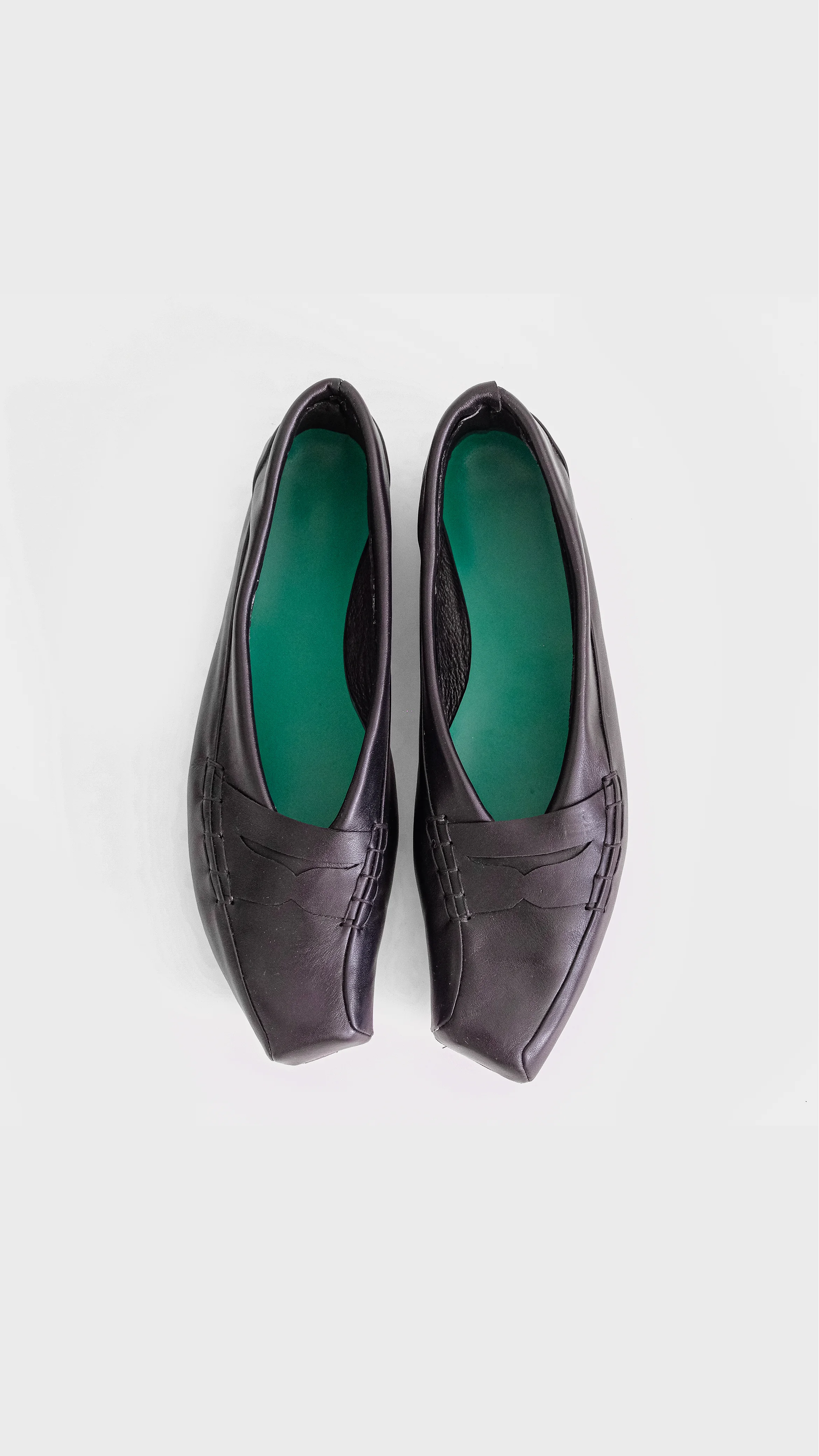 Turning loafers flat view